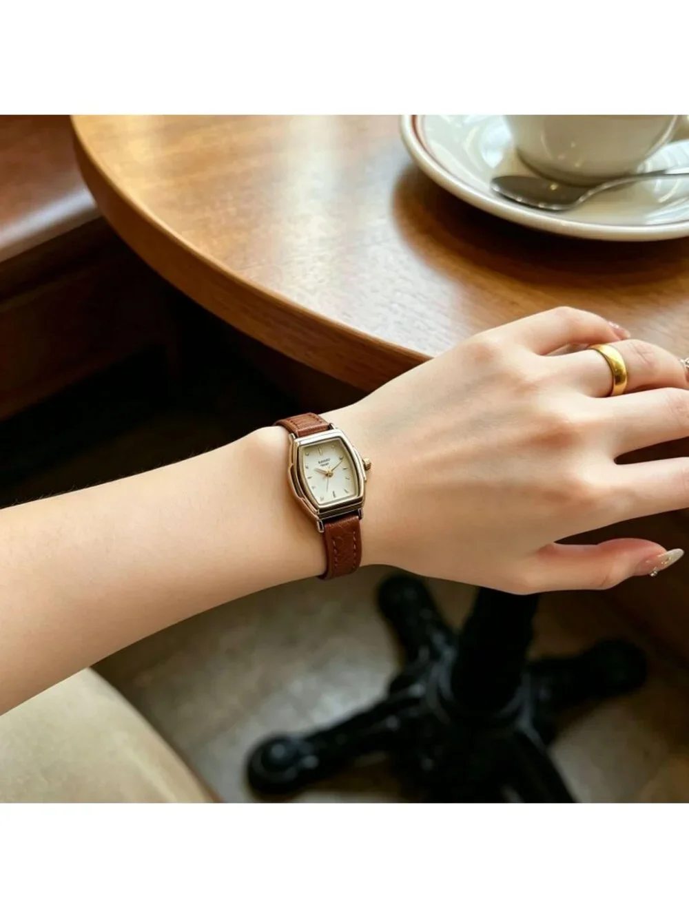Women's Brown Rectangular Case Metal Case Simple Dial Leather Strap Wrist Watch